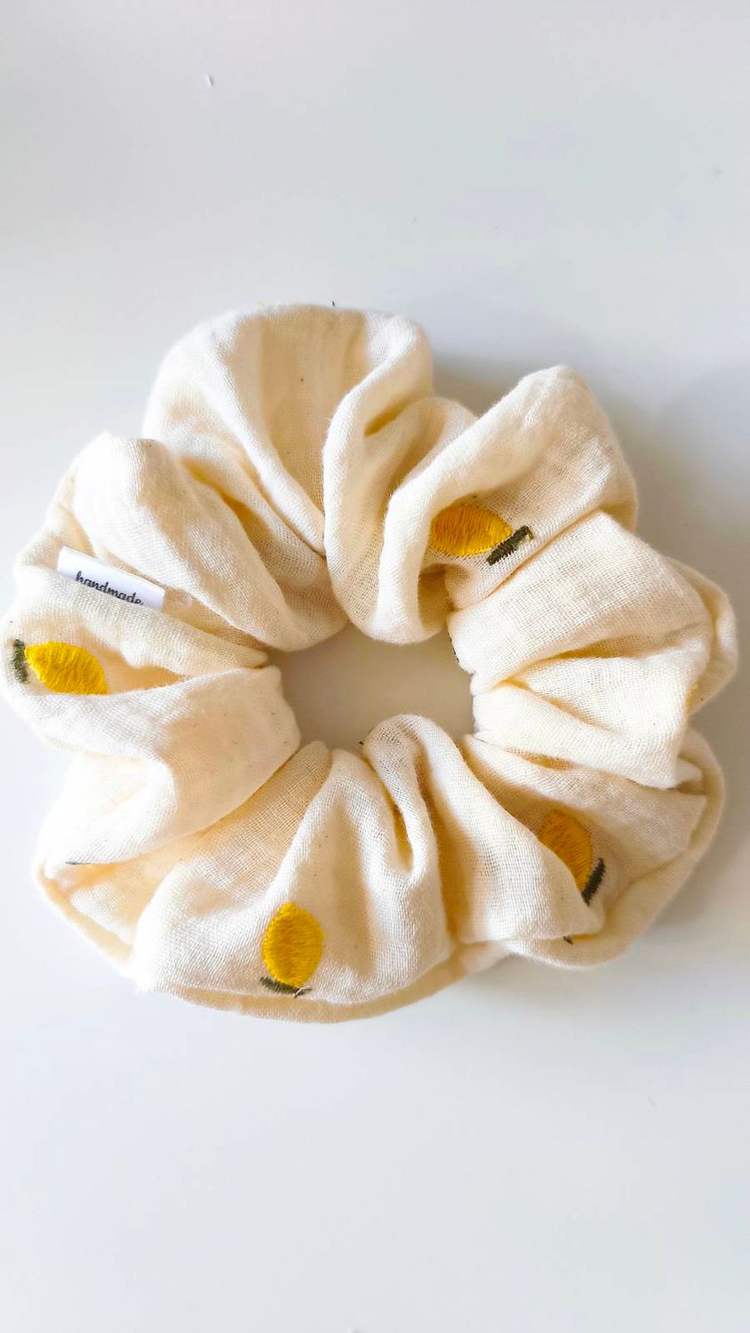 Duża muślinowa scrunchie Limone – żółta gumka do włosów