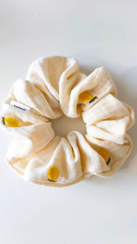 Duża muślinowa scrunchie Limone – żółta gumka do włosów
