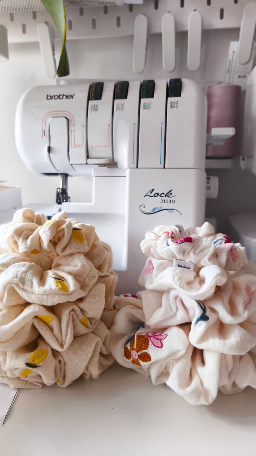 Duża muślinowa scrunchie Limone – żółta gumka do włosów