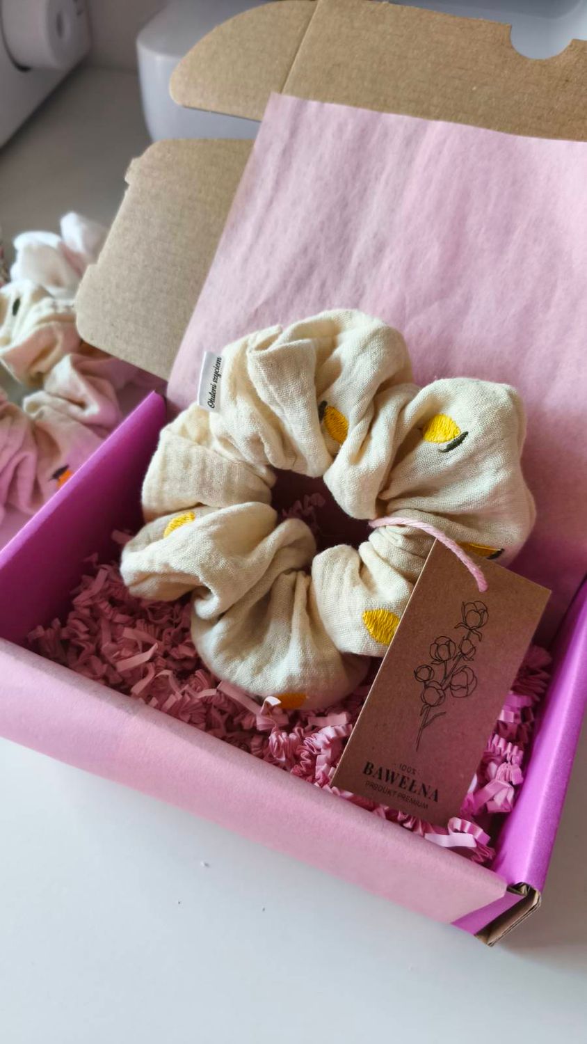 Duża muślinowa scrunchie Limone – żółta gumka do włosów