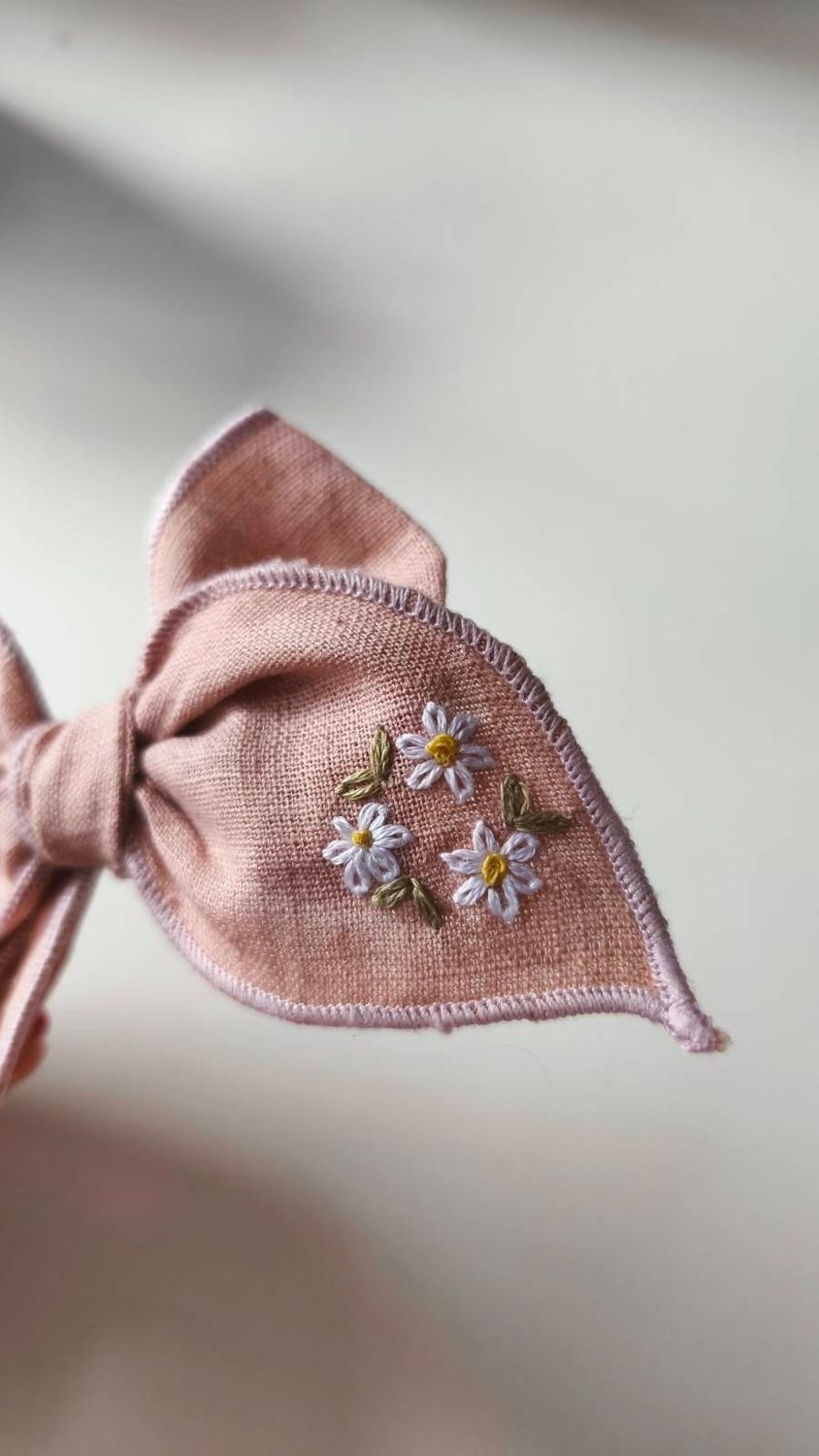 Lniana kokarda Hania Rosy Linen – haftowane kwiatuszki