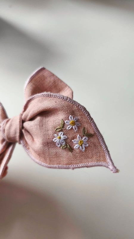 Lniana kokarda Hania Rosy Linen – haftowane kwiatuszki