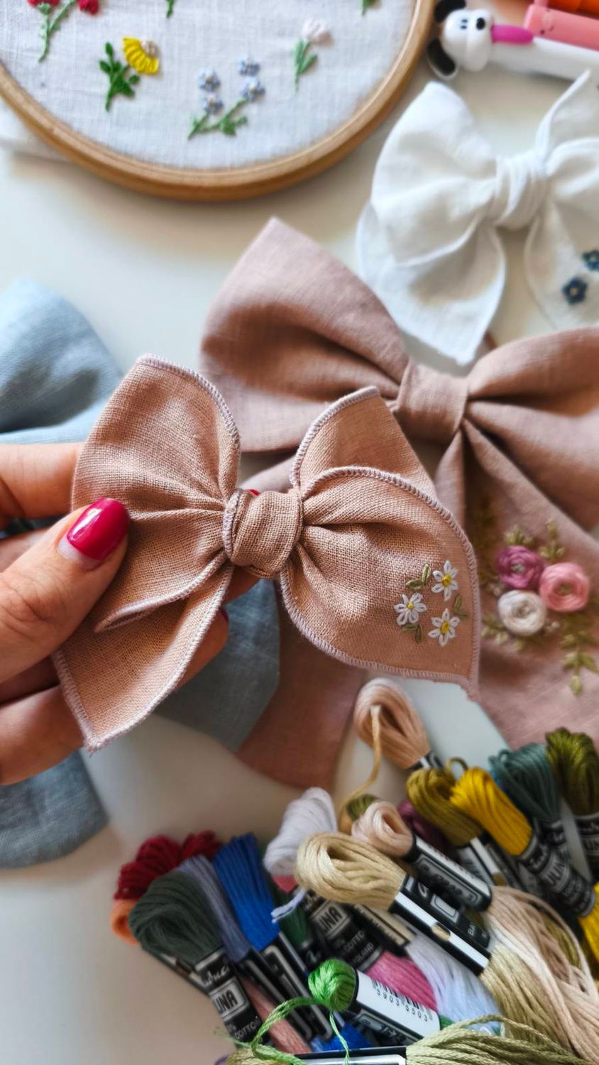 Lniana kokarda Hania Rosy Linen – haftowane kwiatuszki