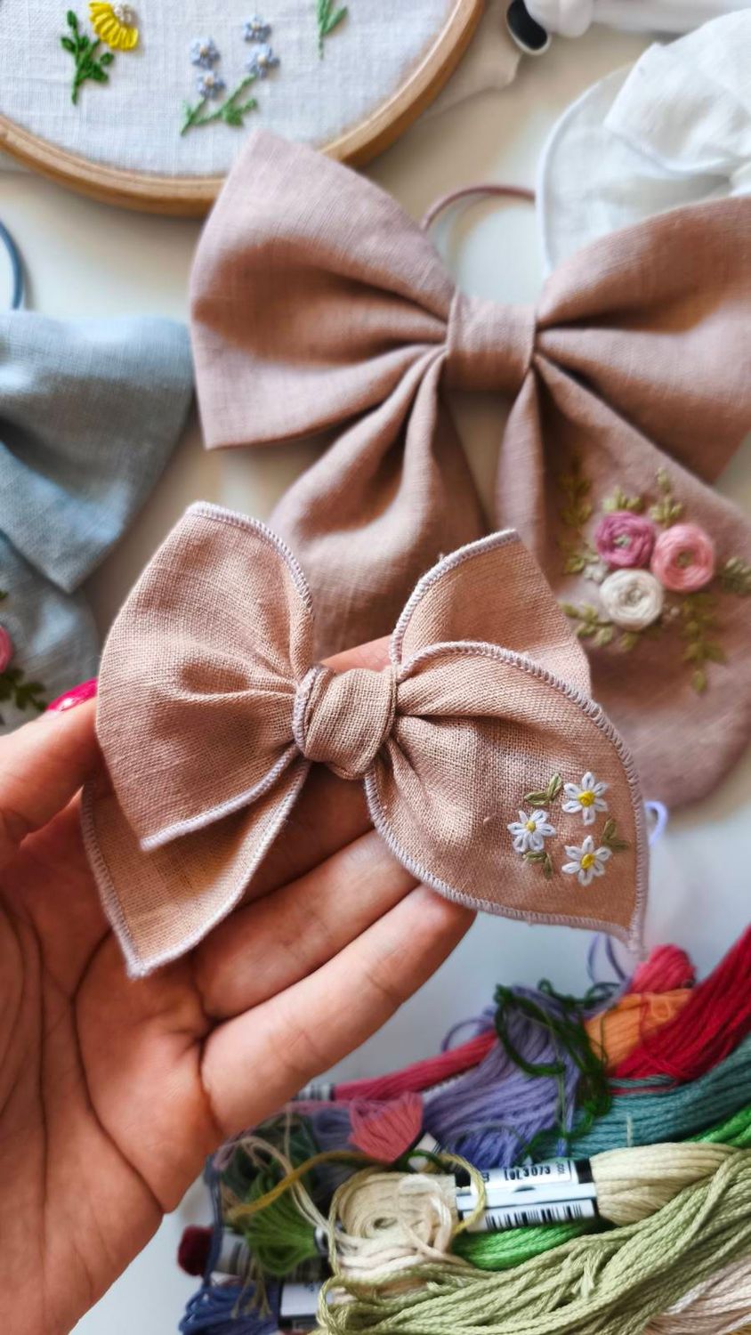 Lniana kokarda Hania Rosy Linen – haftowane kwiatuszki