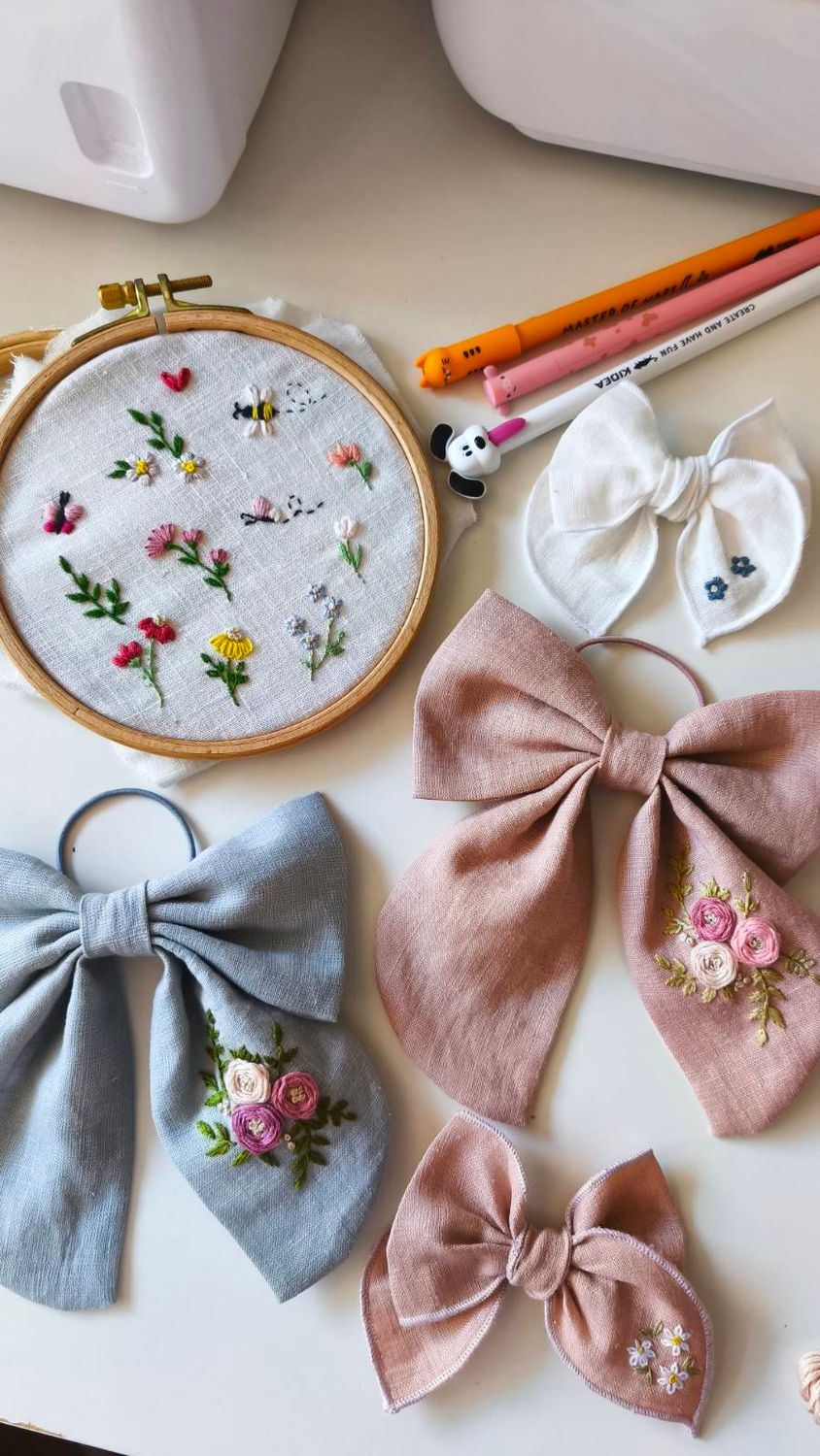 Lniana kokarda Hania Rosy Linen – haftowane kwiatuszki