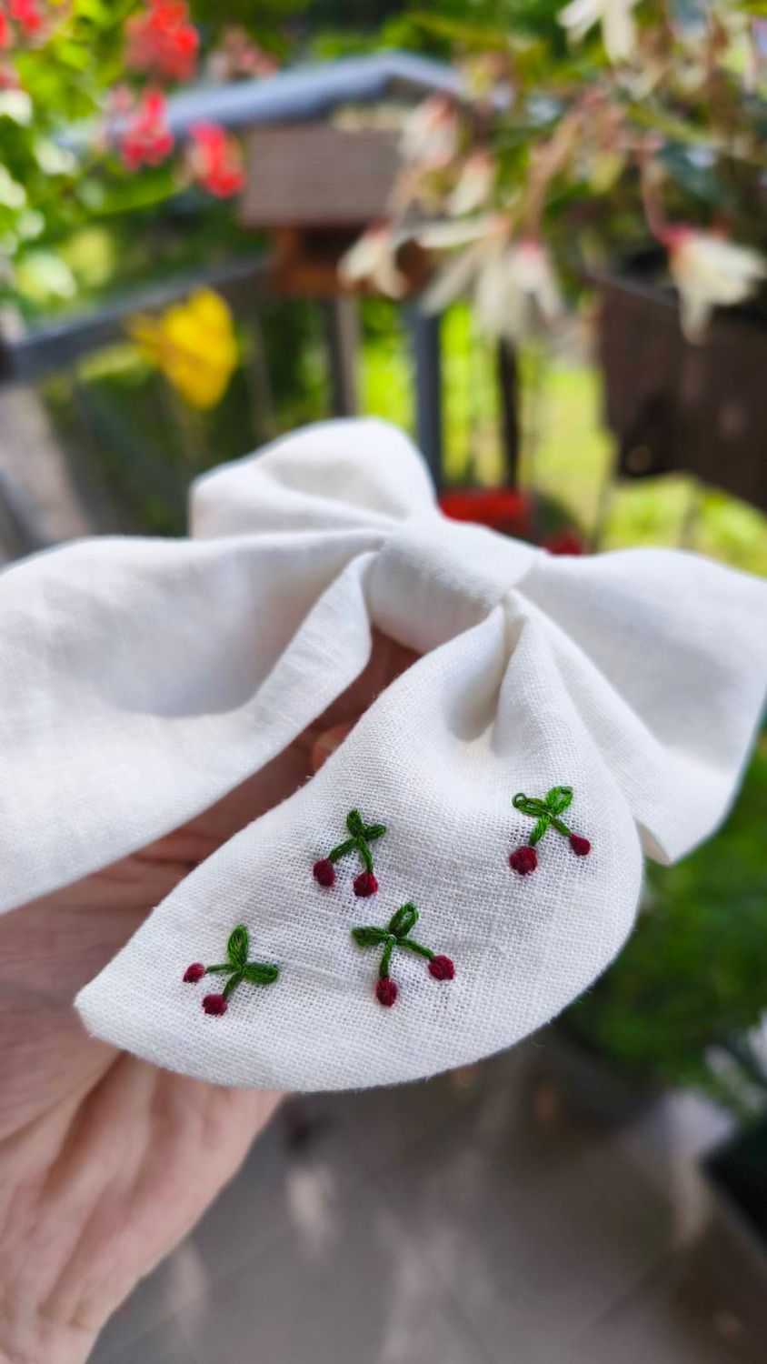 Lniana kokarda Aurelia Ecru Linen – haftowane wisienki