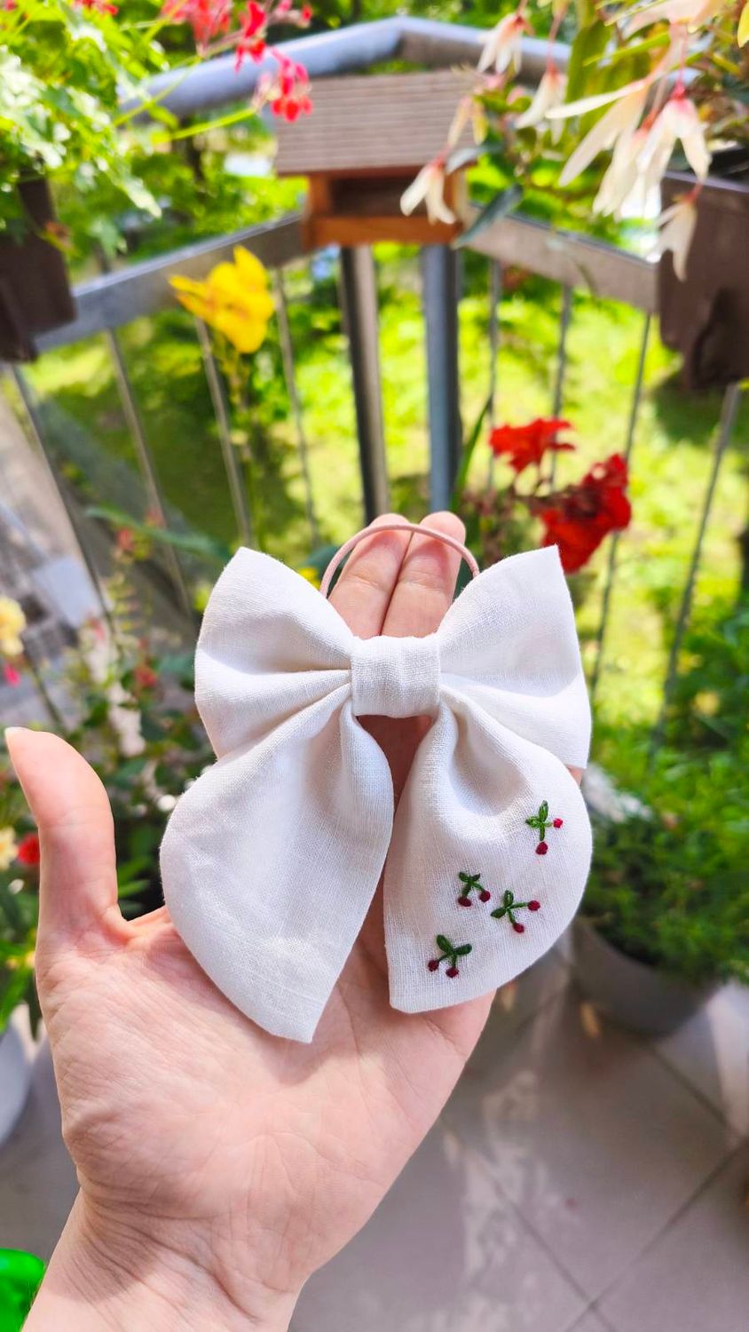 Lniana kokarda Aurelia Ecru Linen – haftowane wisienki