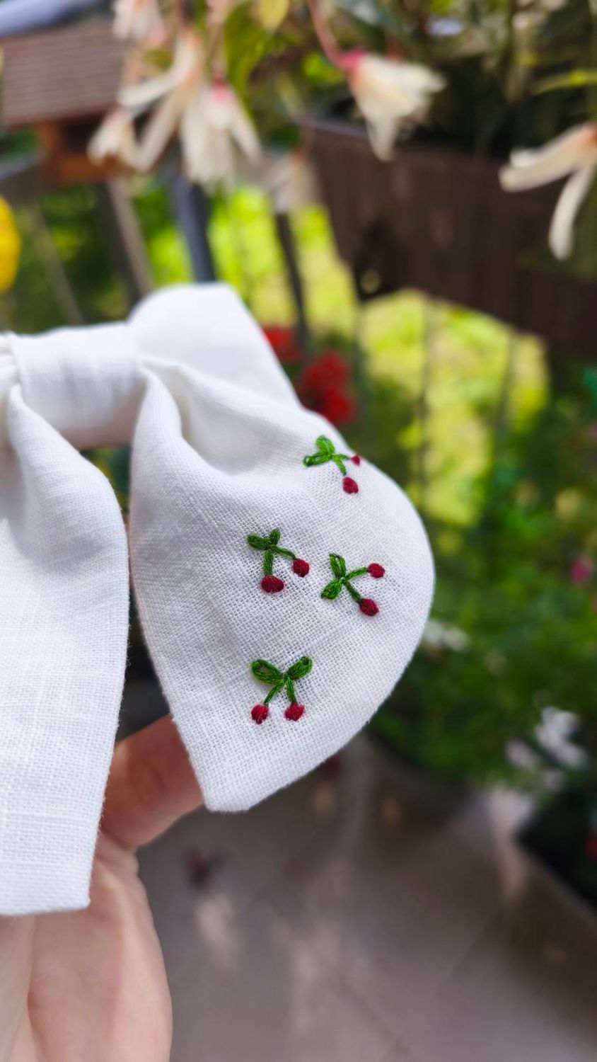 Lniana kokarda Aurelia Ecru Linen – haftowane wisienki