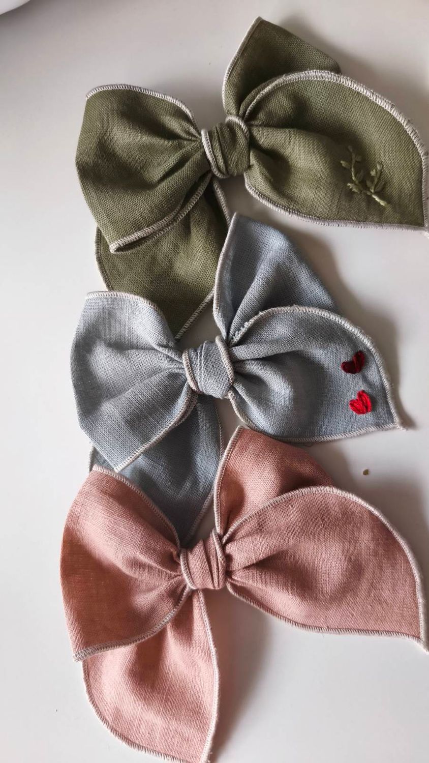 Lniana kokarda Zuzia Olive Linen – haftowane listki