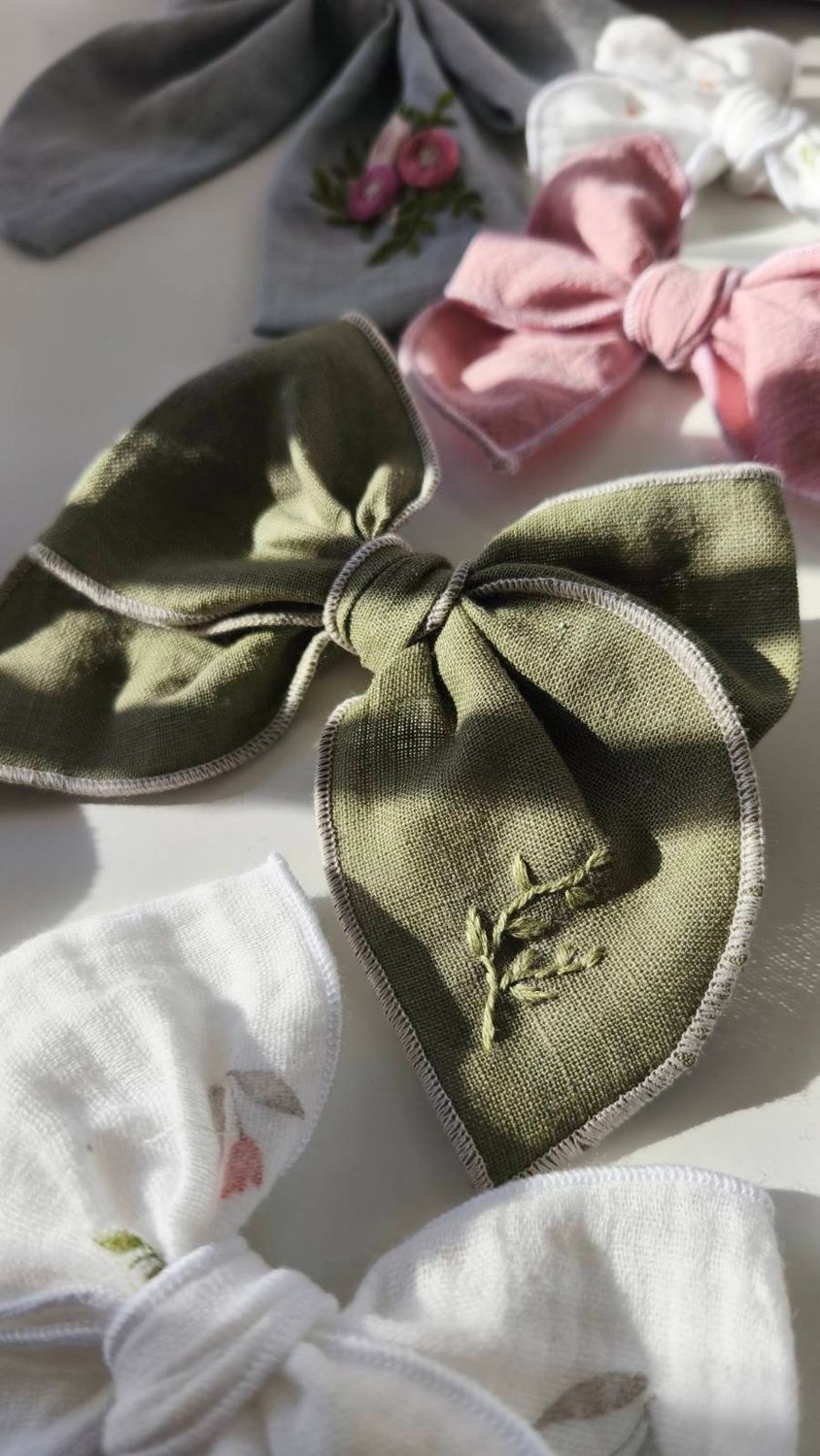 Lniana kokarda Zuzia Olive Linen – haftowane listki