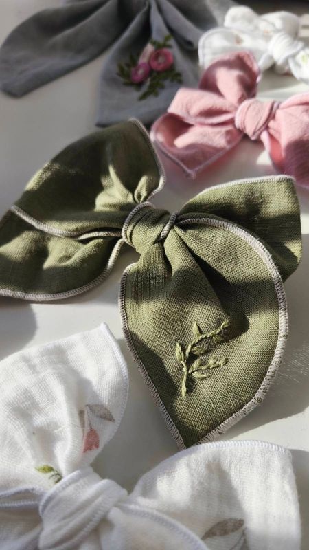 Lniana kokarda Zuzia Olive Linen – haftowane listki Lniana kokarda Zuzia Olive Linen – haftowane listki
