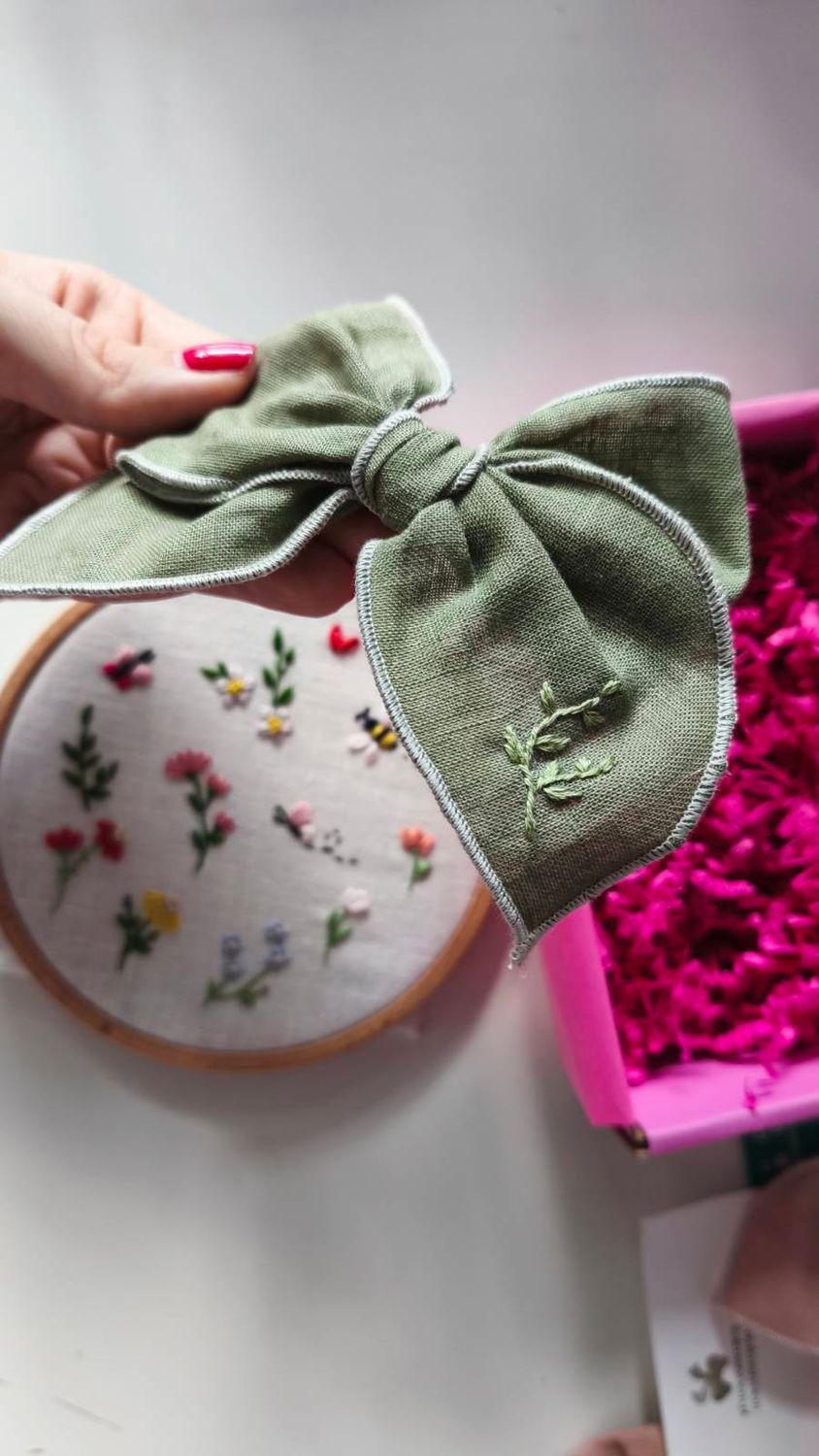 Lniana kokarda Zuzia Olive Linen – haftowane listki