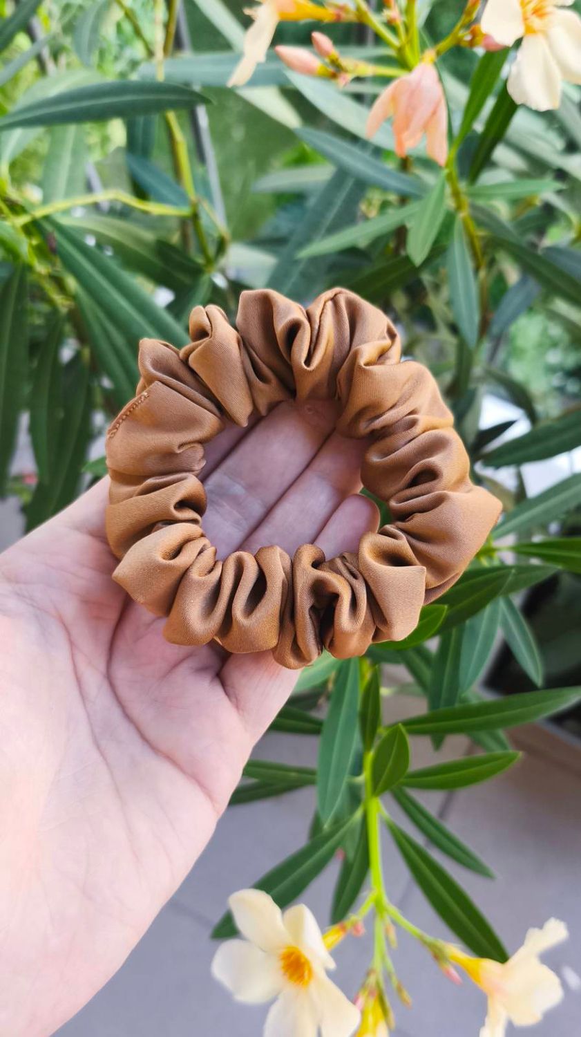 Mała scrunchie Cynamonka  - satynowa gumka do włosów