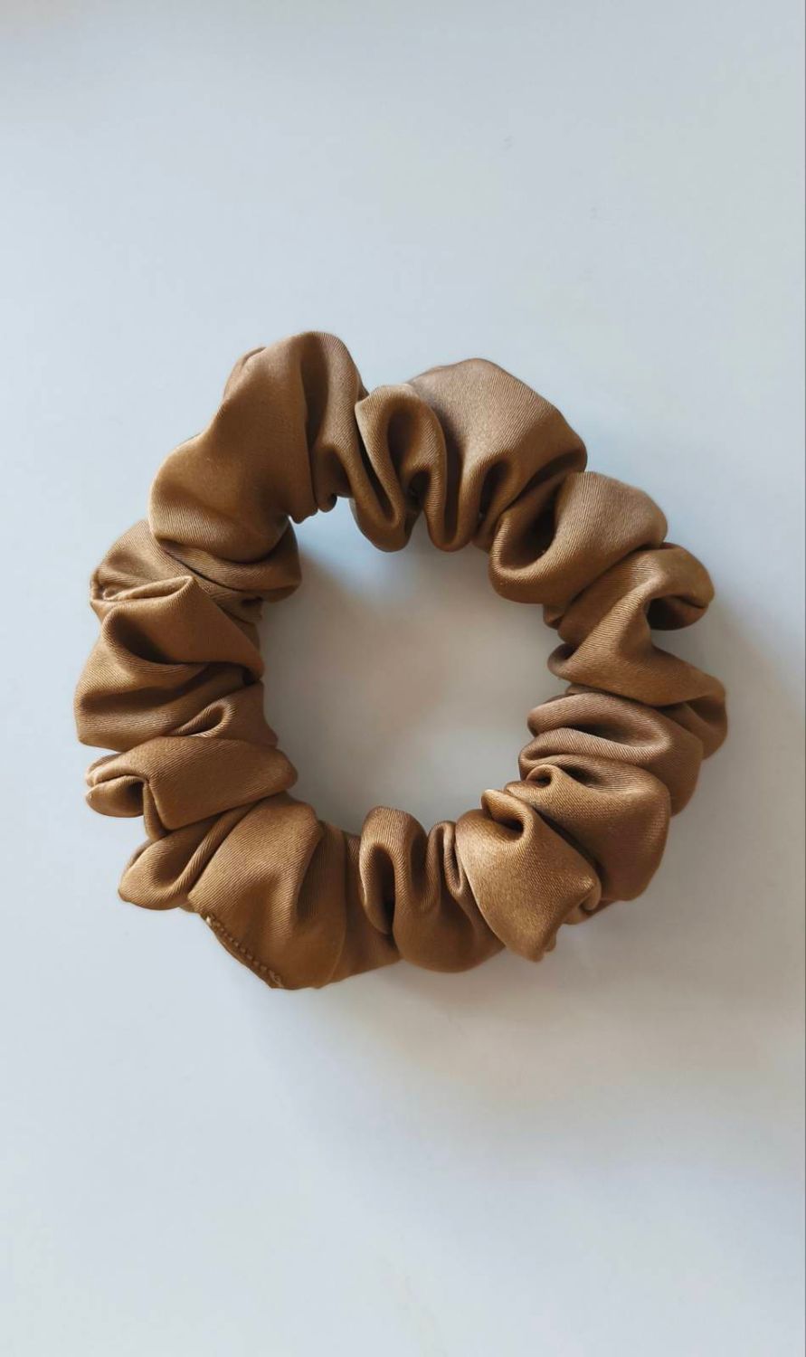 Mała scrunchie Cynamonka  - satynowa gumka do włosów