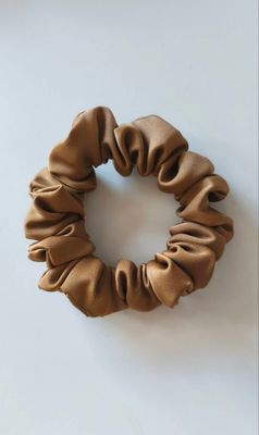 Mała scrunchie Cynamonka  - satynowa gumka do włosów