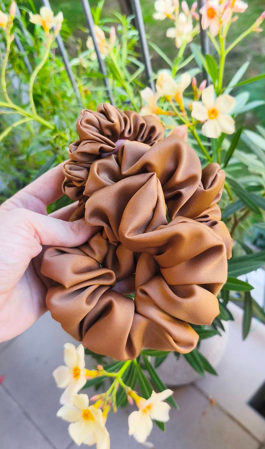 Średnia scrunchie Cynamonka  - satynowa gumka do włosów