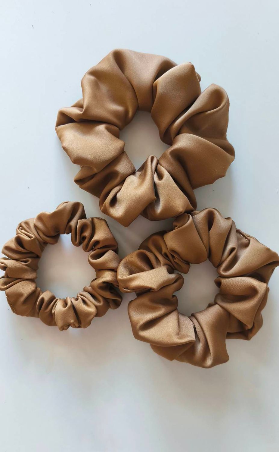 Średnia scrunchie Cynamonka  - satynowa gumka do włosów
