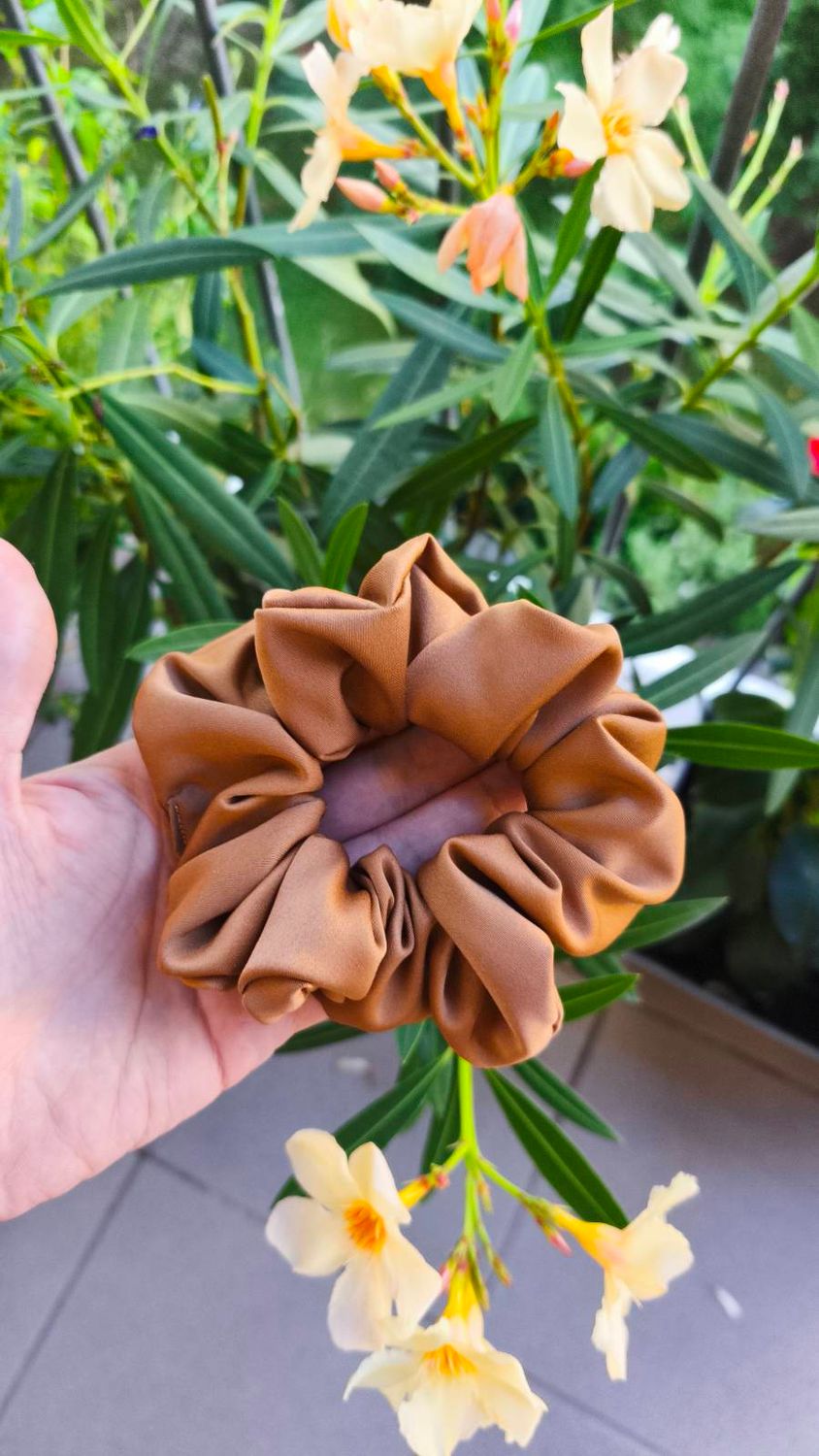 Średnia scrunchie Cynamonka  - satynowa gumka do włosów