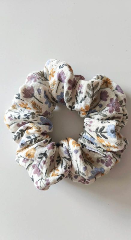 Duża muślinowa scrunchie Jesienne kwiatuszki