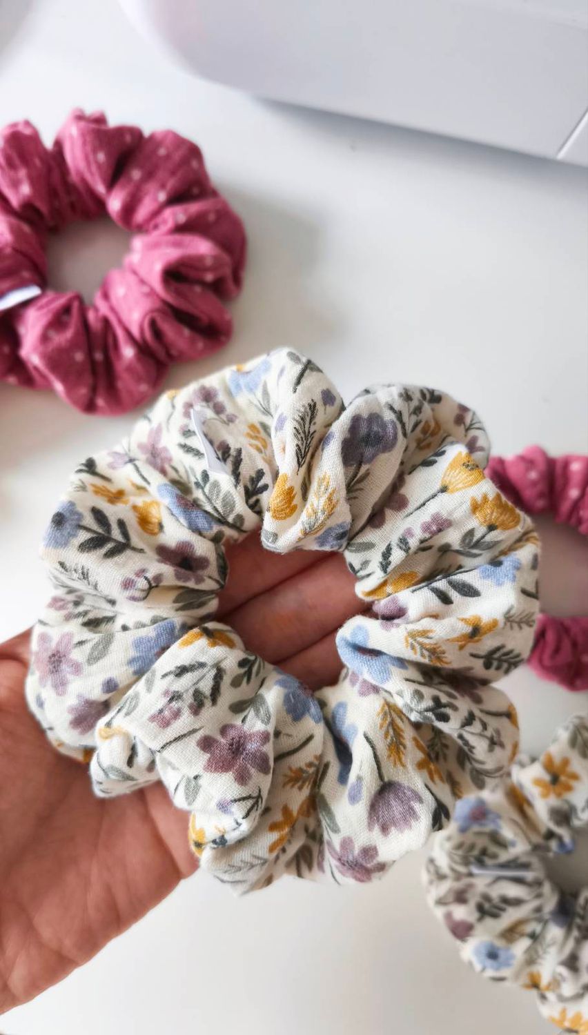 Średnia muślinowa scrunchie Jesienne kwiatuszki