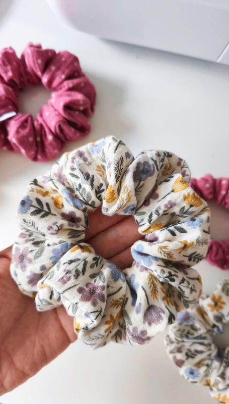 Średnia muślinowa scrunchie Jesienne kwiatuszki