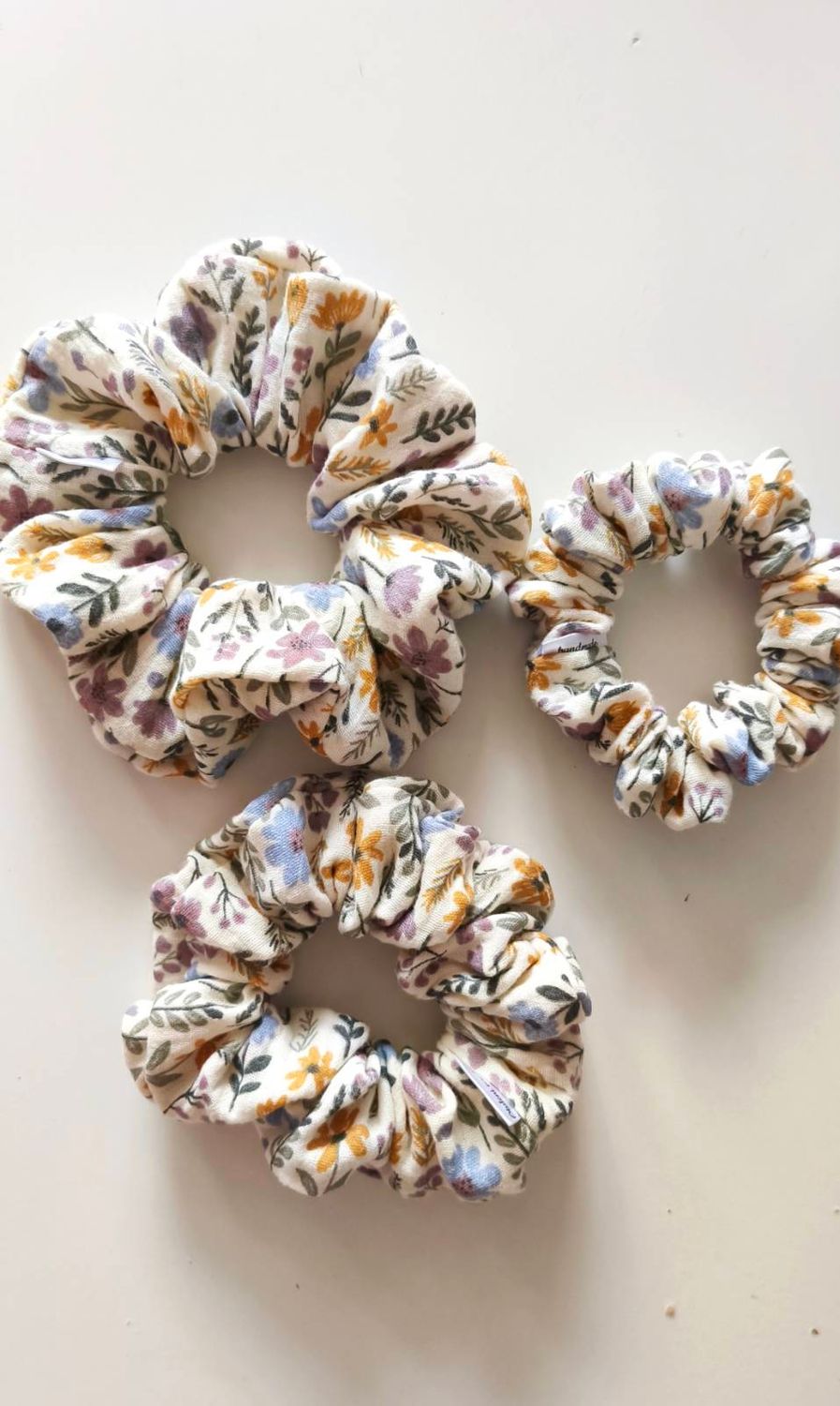 Mała muślinowa scrunchie Jesienne kwiatuszki
