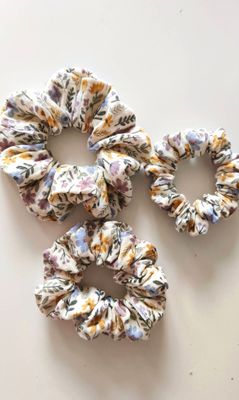 Mała muślinowa scrunchie Jesienne kwiatuszki