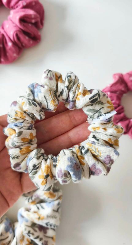 Mała muślinowa scrunchie Jesienne kwiatuszki