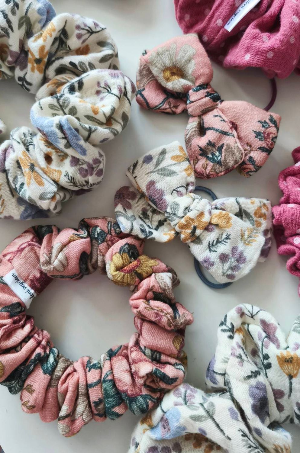Mała muślinowa scrunchie Różany Ogród