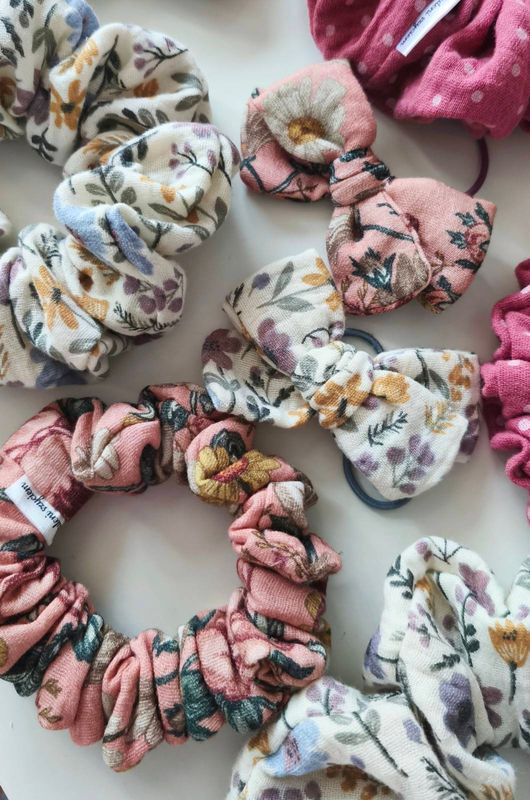 Mała muślinowa scrunchie Różany Ogród