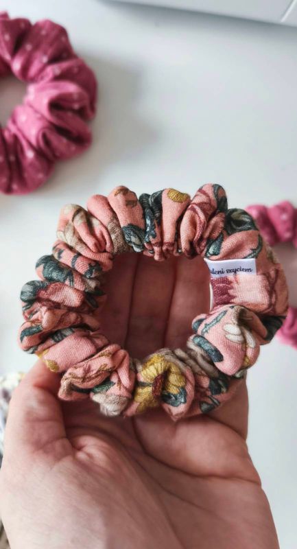 Mała muślinowa scrunchie Różany Ogród