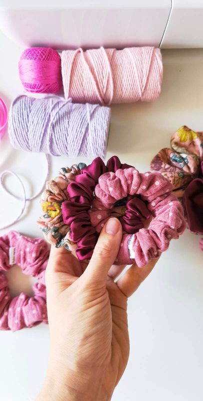 Mała muślinowa scrunchie W kropeczki