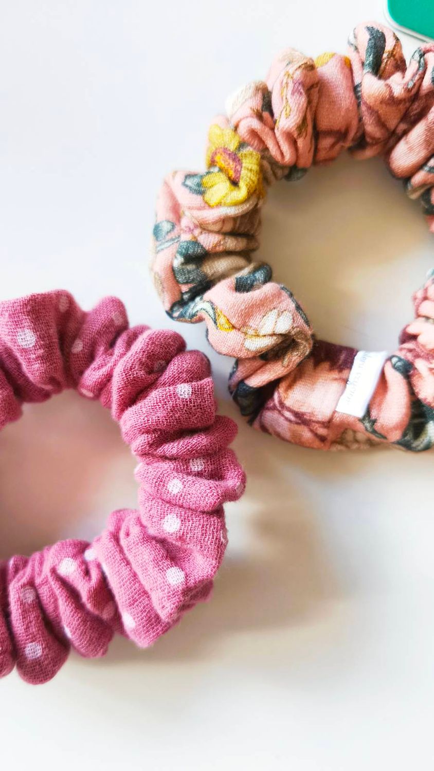 Mała muślinowa scrunchie W kropeczki
