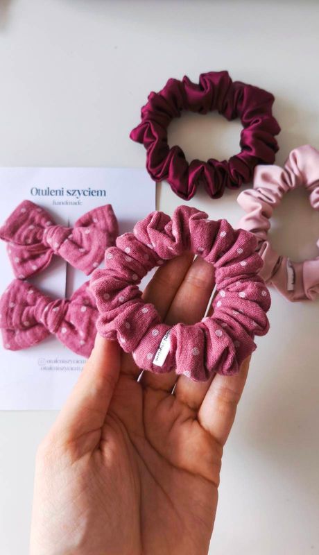 Mała muślinowa scrunchie W kropeczki