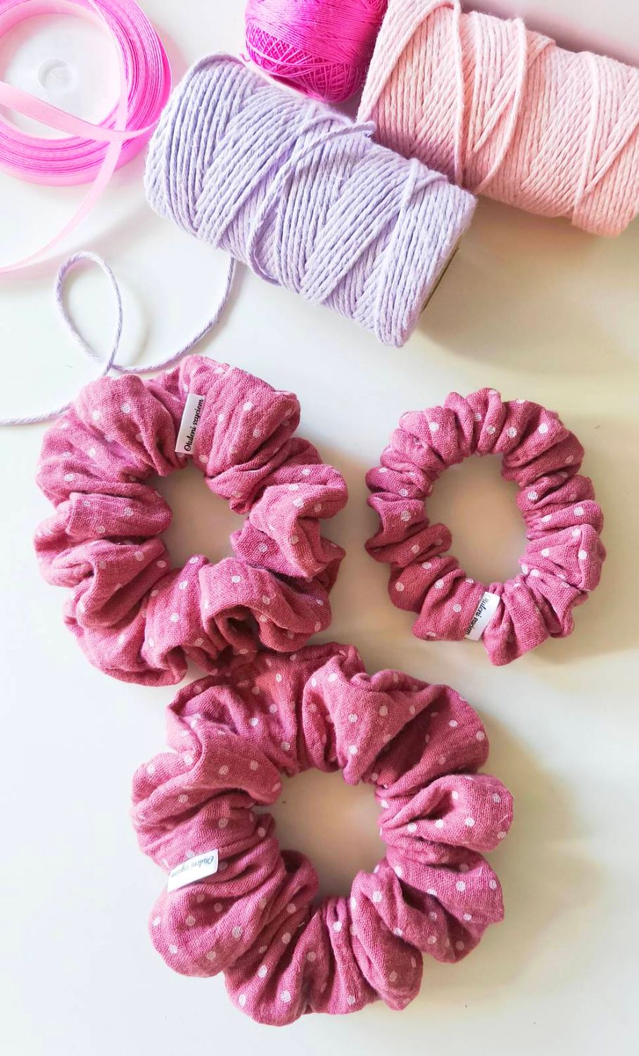 Mała muślinowa scrunchie W kropeczki