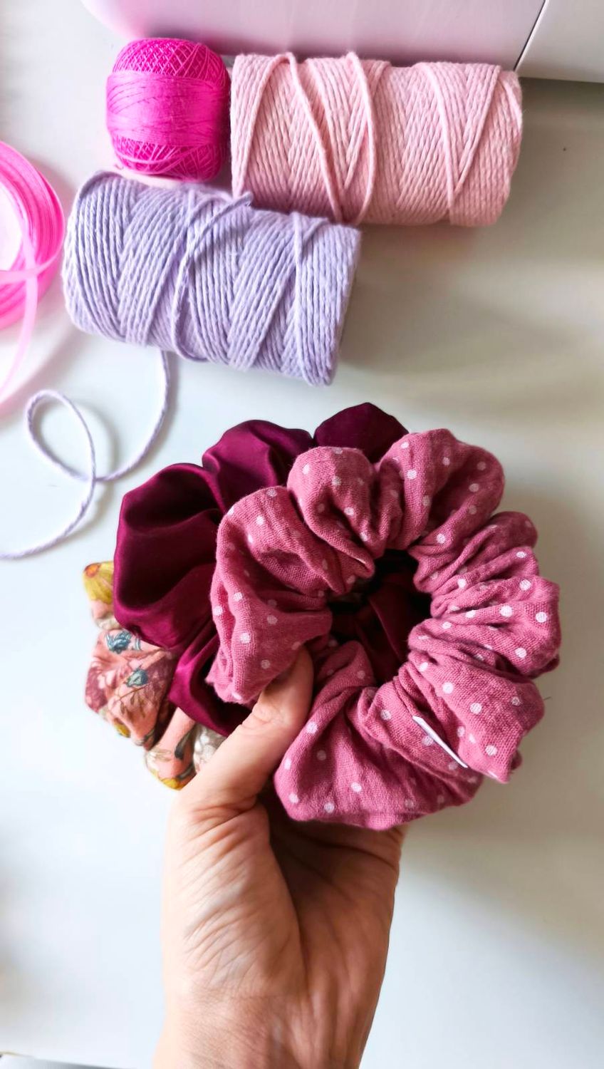 Średnia muślinowa scrunchie W Kropeczki