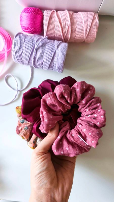 Średnia muślinowa scrunchie W Kropeczki