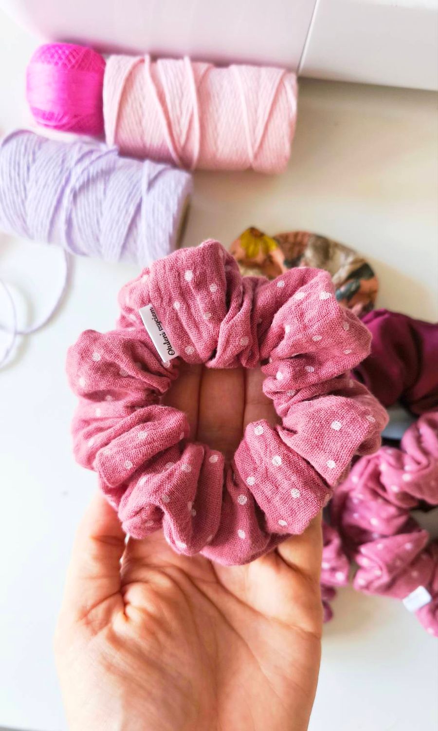 Średnia muślinowa scrunchie W Kropeczki
