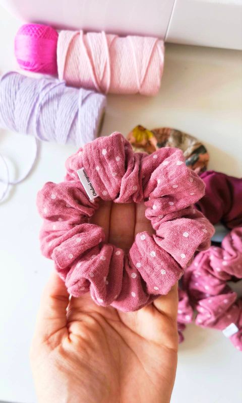 Średnia muślinowa scrunchie W Kropeczki
