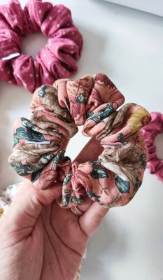 Duża muślinowa scrunchie Różany Ogród