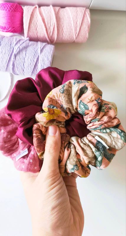 Średnia muślinowa scrunchie Różany Ogród