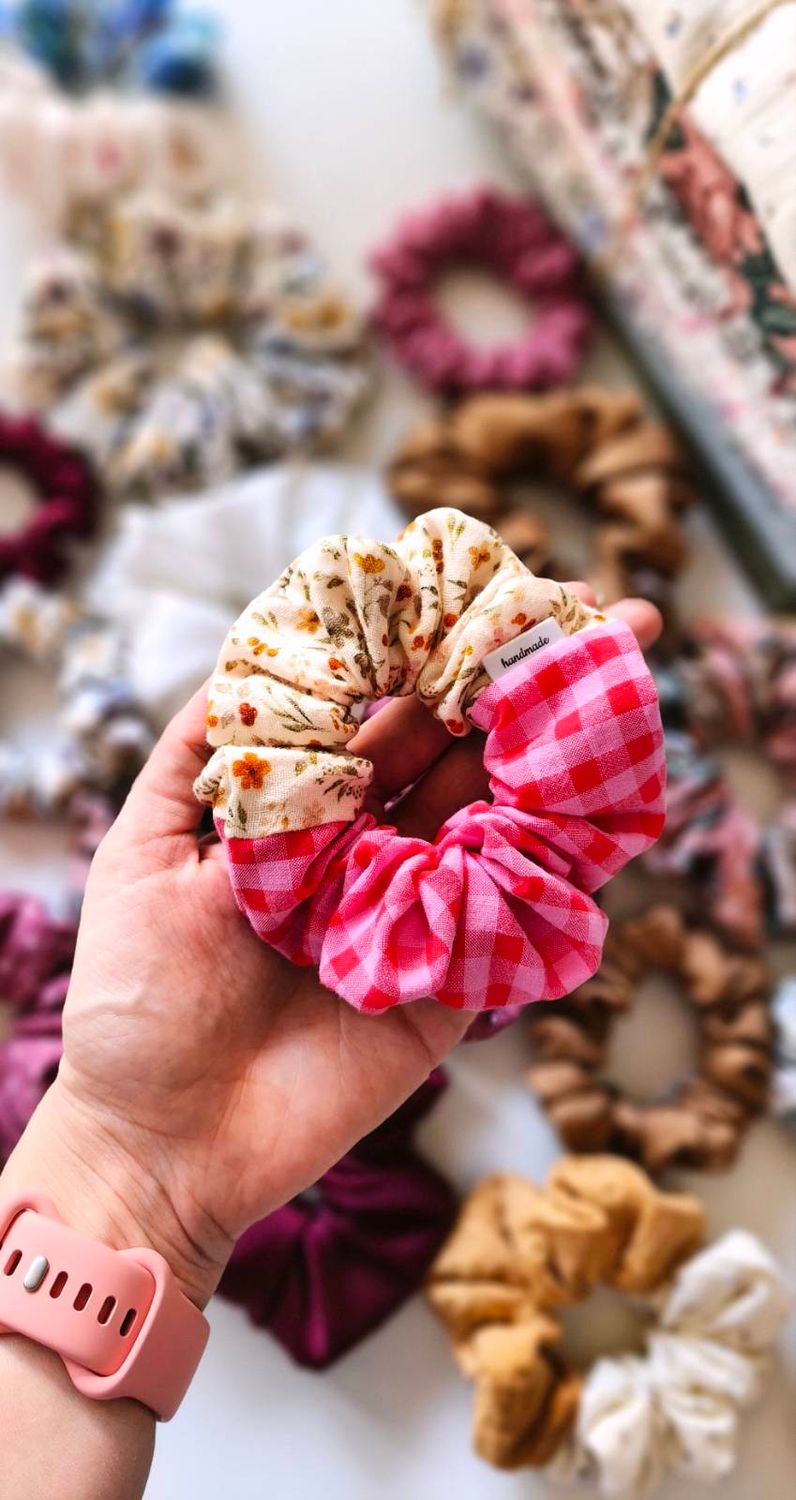 Średnia scrunchie Wildflowers &amp; Raspberry Vichy