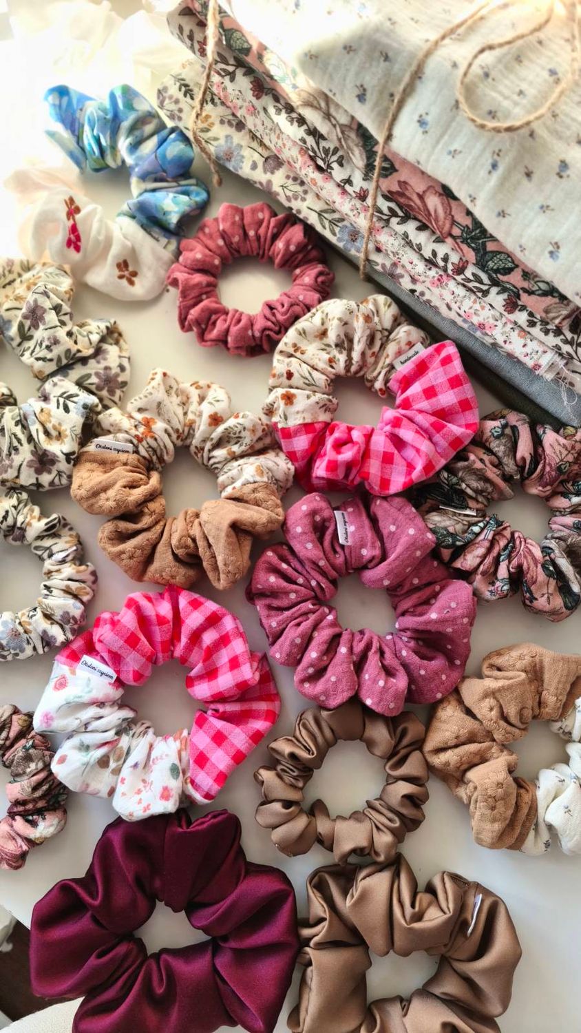 Średnia scrunchie Wildflowers &amp; Raspberry Vichy