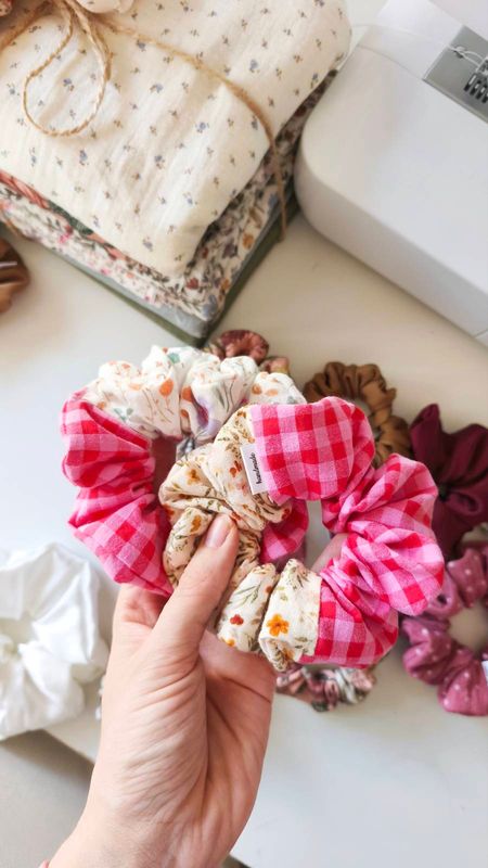 Średnia scrunchie Wildflowers &amp; Raspberry Vichy