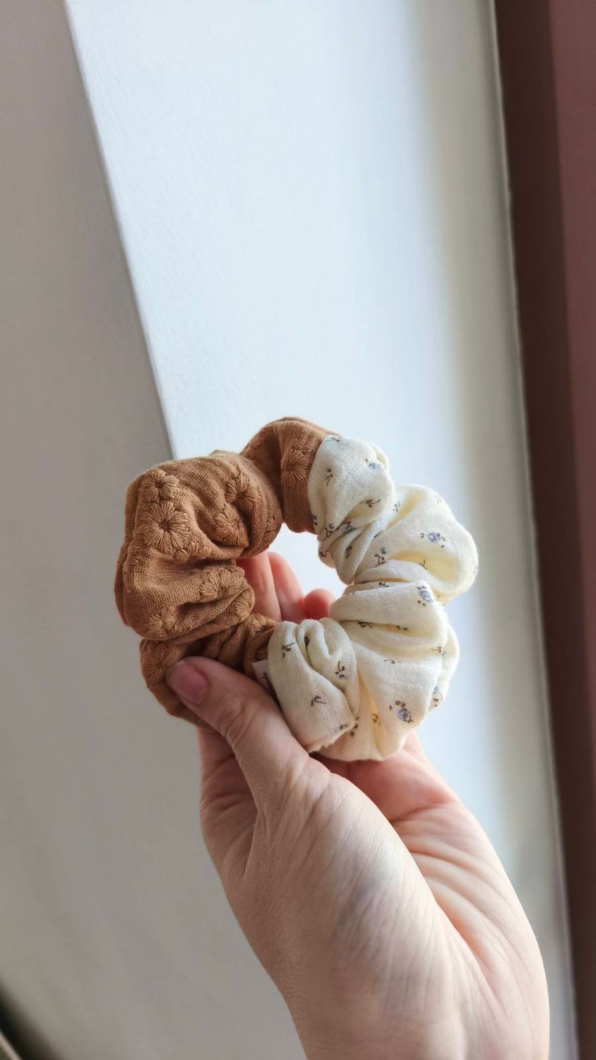 Średnia scrunchie Mini Blossom &amp; Floral Stitch
