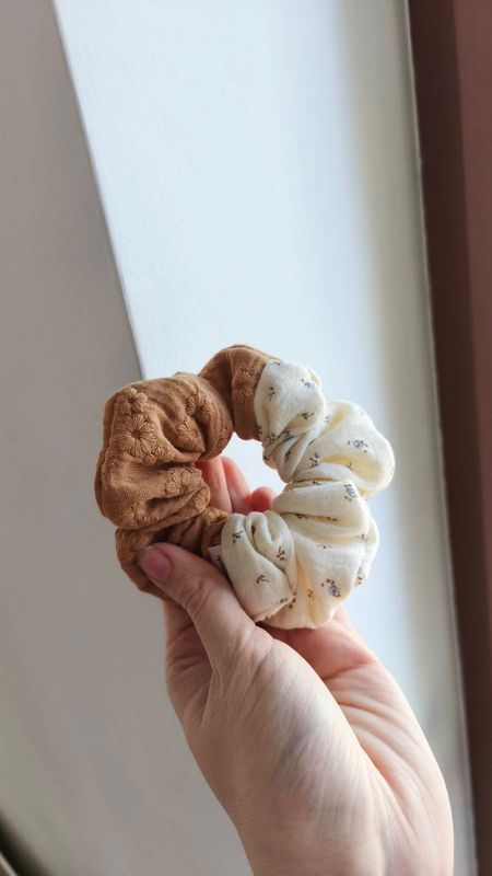 Średnia scrunchie Mini Blossom &amp; Floral Stitch