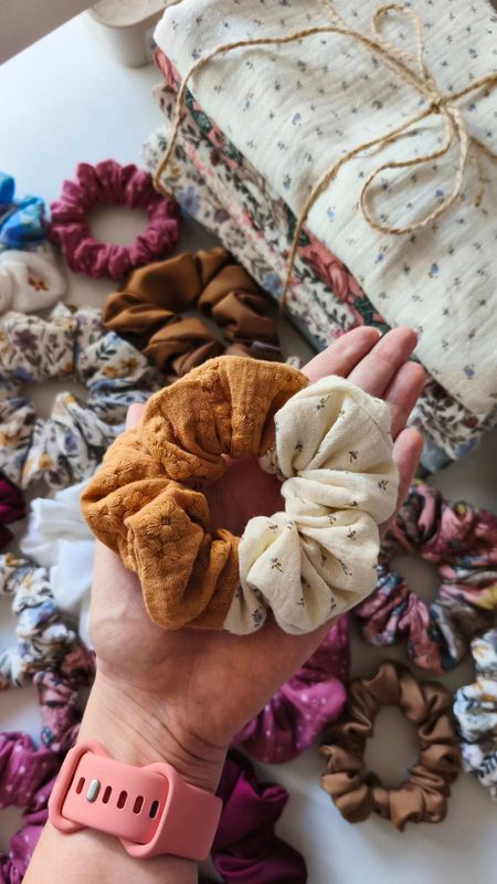 Średnia scrunchie Mini Blossom &amp; Floral Stitch