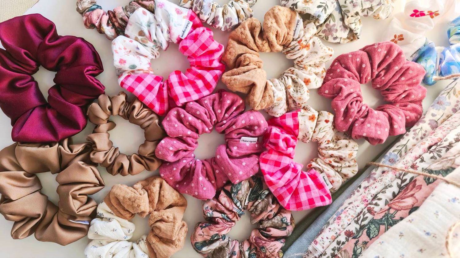 Średnia scrunchie Floral garden &amp; Raspberry Vichy