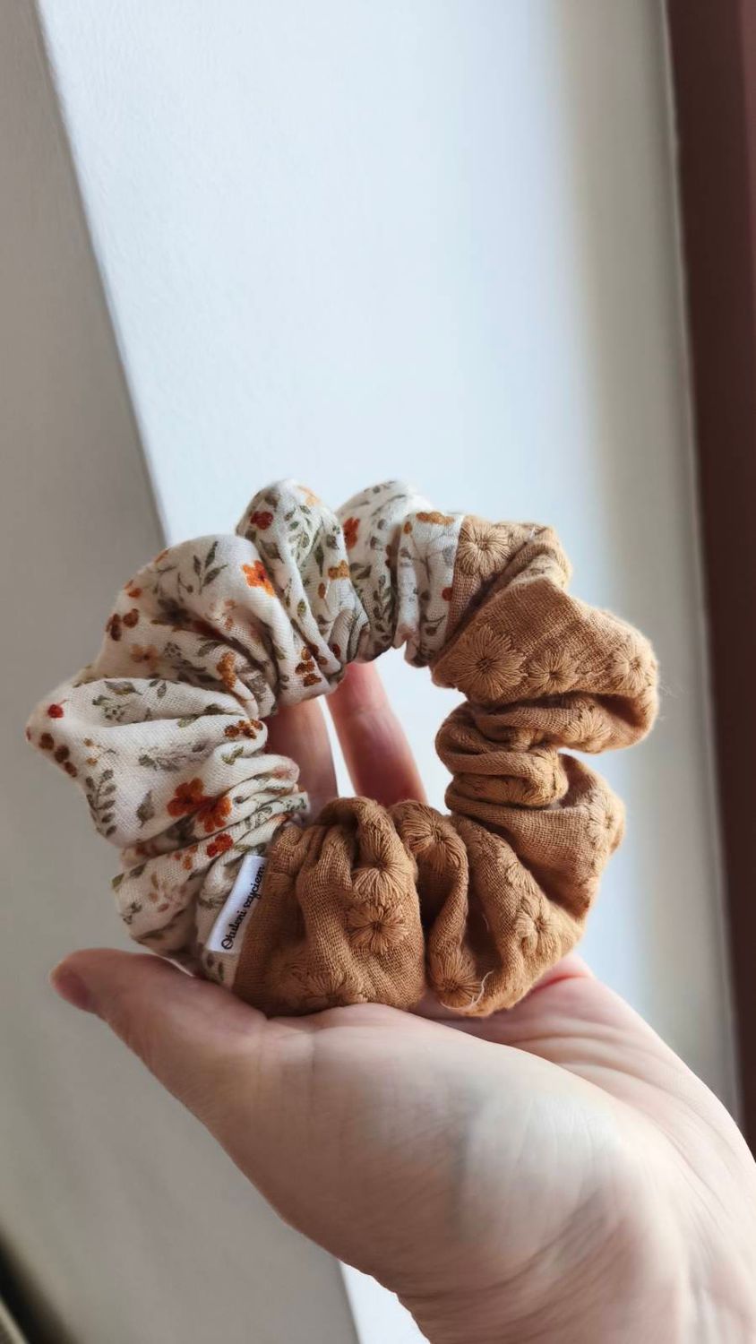 Średnia scrunchie Wildflowers &amp; Floral Stitch