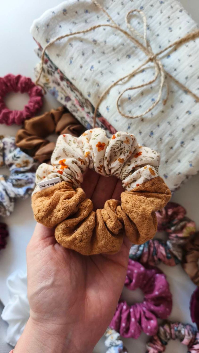 Średnia scrunchie Wildflowers &amp; Floral Stitch